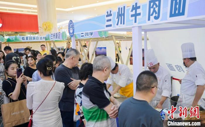 5月11日，“醉美玉如意·感恩幫扶情”甘肅(天津)文創(chuàng)非遺市集和特色美食展示活動(dòng)在天津舉行。(天津市文旅局供圖)
