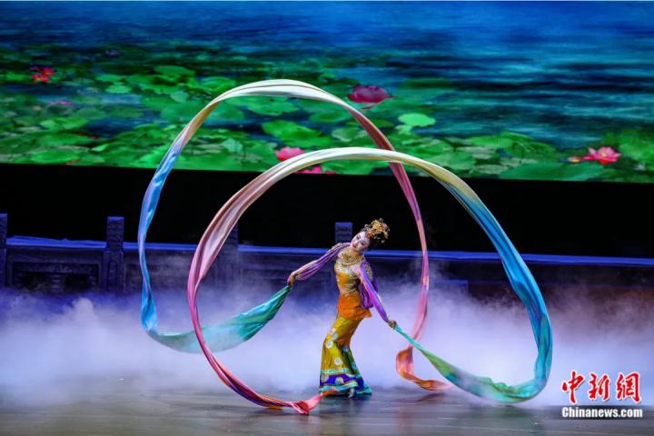 2023年4月17日晚，中國經典舞劇《絲路花雨》在澳門百老匯劇場演出。甘肅演藝集團 供圖