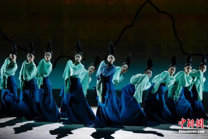2024年2月29日晚，舞蹈詩劇《只此青綠》在北京上演，多國駐華使節(jié)和國際組織代表前來觀賞。韓海丹 攝