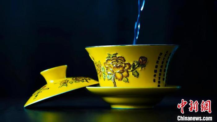 2023年5月，拍攝的臨夏特色茶飲——蓋碗茶。(資料圖)臨夏市融媒體中心供圖
