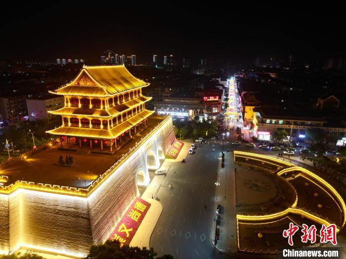圖為武威市標(biāo)志性建筑涼州古城門燈光亮起。(無(wú)人機(jī)照片) 　戴文昌 攝</p><p>