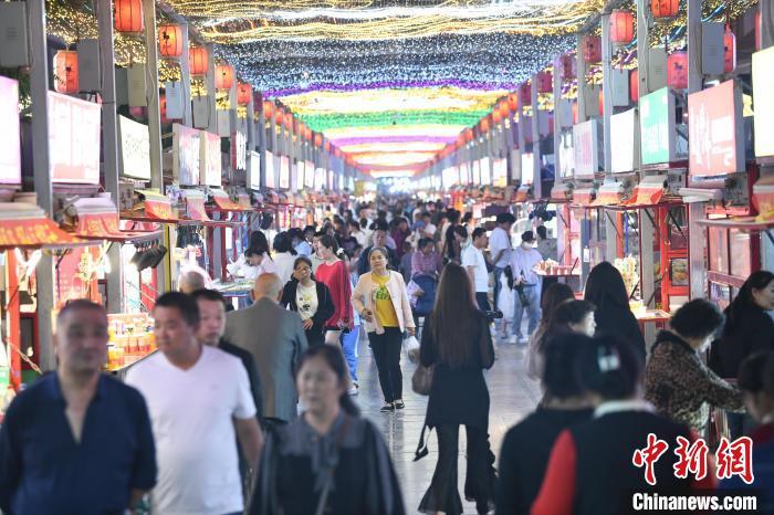 圖為燈光亮起，明清街夜市人氣漸旺?！〈魑牟?攝</p><p>