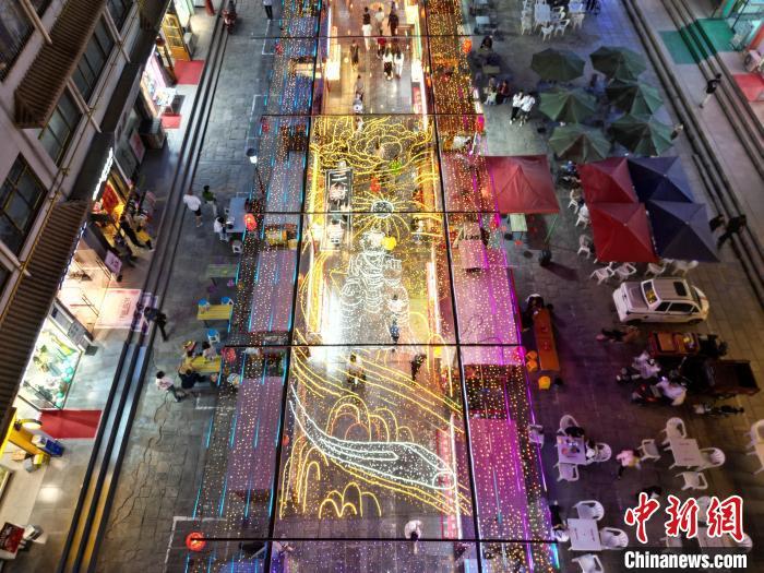 圖為明清街夜市燈光點(diǎn)亮具有武威文化元素的“天梯山石窟”彩燈。(無(wú)人機(jī)照片) 　戴文昌 攝</p><p>