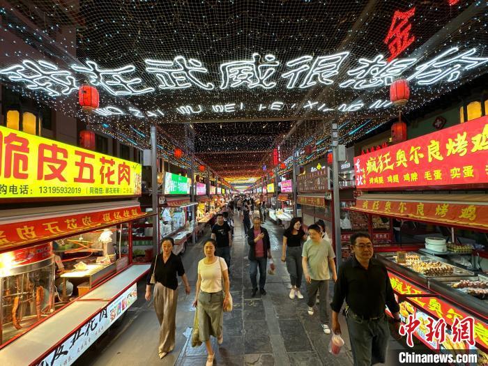 圖為明清街夜市燈光點(diǎn)亮“我在武威很想你”?！〈魑牟?攝</p><p>