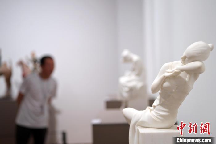 5月21日，在“絲路印跡”雕塑藝術(shù)作品展展出的作品《綺羅香·香》。九美旦增 攝</p>
<p>