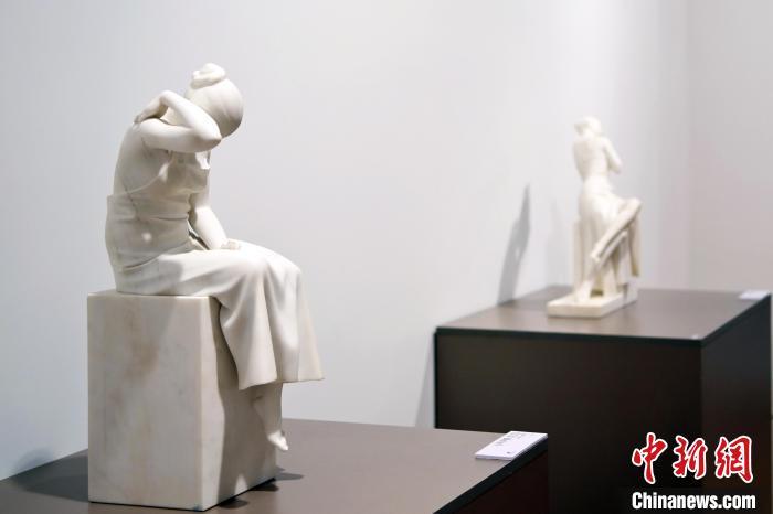 5月21日，在“絲路印跡”雕塑藝術(shù)作品展展出的雕塑作品《聲聲慢·艾艾》。九美旦增 攝</p>
<p>
