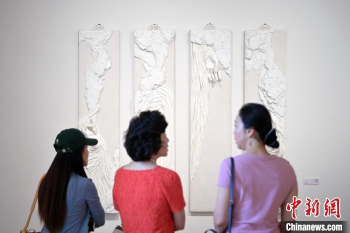 5月21日，觀眾參觀在“絲路印跡”雕塑藝術(shù)作品展展出的作品《無相》。九美旦增 攝</p>
<p>