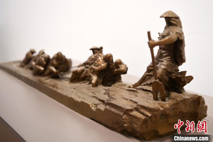 5月21日，在“絲路印跡”雕塑藝術(shù)作品展展出的作品《治水為民·禹德九州》。九美旦增 攝</p>
<p>