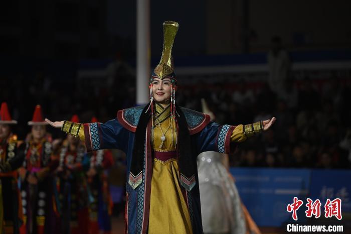 圖為開幕式現(xiàn)場(chǎng)蒙古族服飾秀。李亞龍 攝