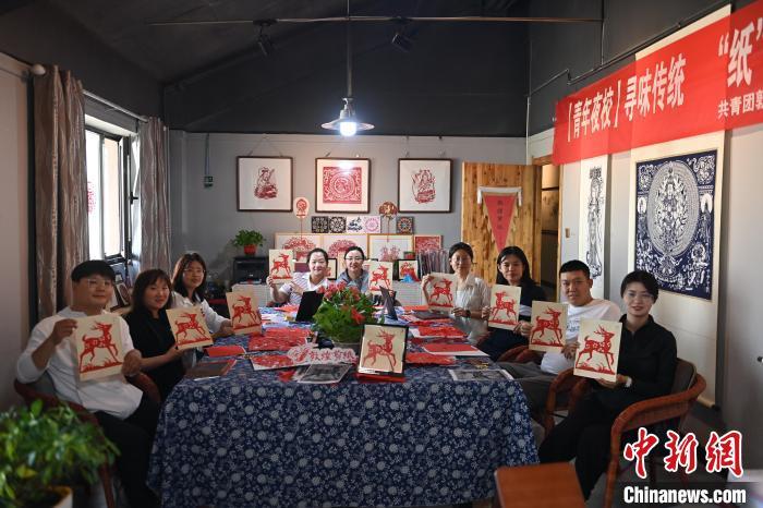 6月6日，在甘肅敦煌青年夜校課程中，青年學(xué)員展示學(xué)習(xí)敦煌非遺剪紙的成果。