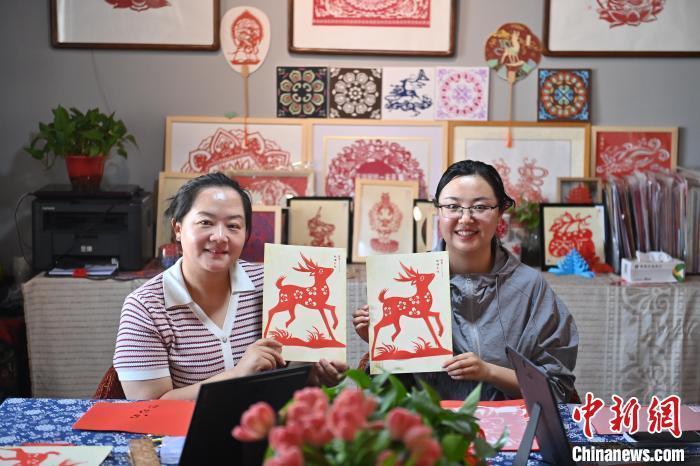 6月6日，在甘肅敦煌青年夜校課程中，青年學(xué)員展示學(xué)習(xí)敦煌非遺剪紙的成果。李亞龍 攝　　