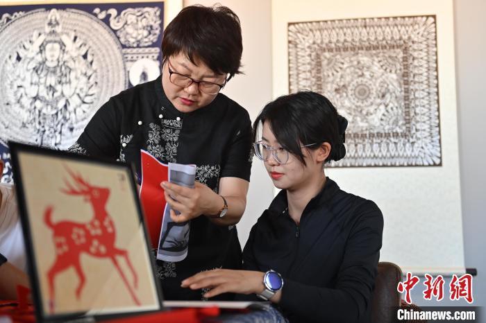 6月6日，在甘肅敦煌青年夜校課程中，青年學(xué)員學(xué)習(xí)敦煌非遺剪紙課程。李亞龍 攝