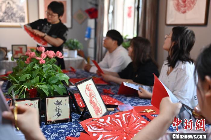 6月6日，在甘肅敦煌青年夜校課程中，青年學(xué)員學(xué)習(xí)敦煌非遺剪紙課程。李亞龍 攝　　