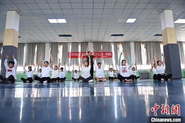 6月6日，在甘肅敦煌青年夜校課程中，青年學(xué)員學(xué)習(xí)敦煌舞課程。李亞龍 攝　　