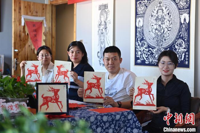6月6日，在甘肅敦煌青年夜校課程中，青年學(xué)員展示學(xué)習(xí)敦煌非遺剪紙的成果。李亞龍 攝　　
