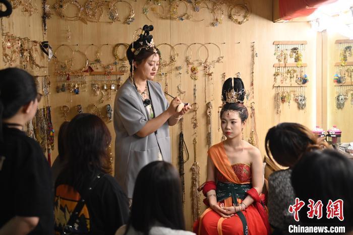 6月6日，在甘肅敦煌青年夜校課程中，青年學(xué)員學(xué)習(xí)敦煌美妝課程。李亞龍 攝