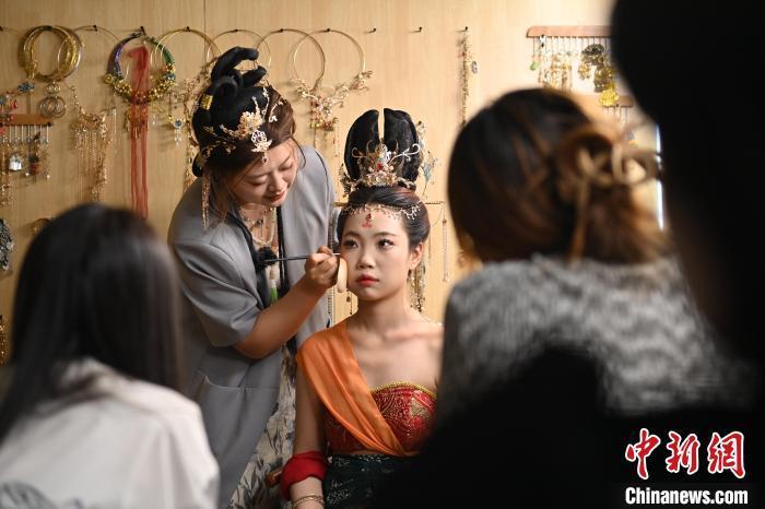 6月6日，在甘肅敦煌青年夜校課程中，青年學(xué)員學(xué)習(xí)敦煌美妝課程。李亞龍 攝　　