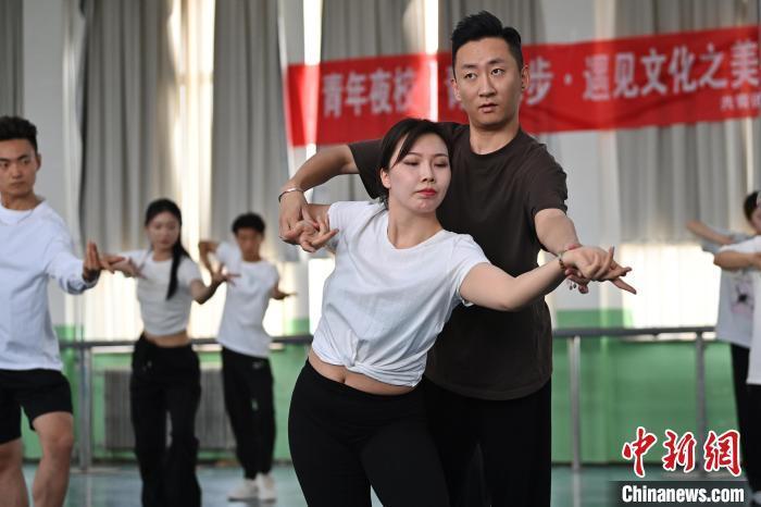 6月6日，在甘肅敦煌青年夜校課程中，學(xué)員學(xué)習(xí)敦煌舞課程。李亞龍 攝　　