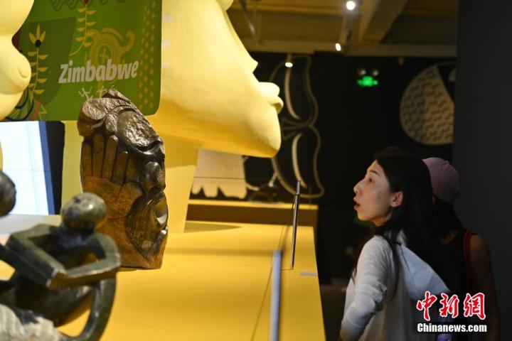 圖為游客參觀藝術展。中新社記者 李亞龍 攝