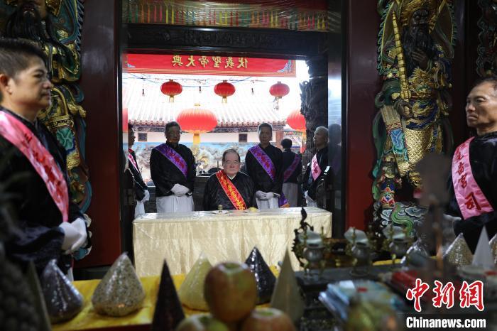 6月21日，“2024(甲辰年)兩岸共祭人文始祖伏羲典禮”在臺灣新北舉行。擔(dān)任主祭官的先嗇宮董事長、中國國民黨前秘書長李乾龍(中)出席典禮并擔(dān)任主祭官。中新社記者 張曉曦 攝