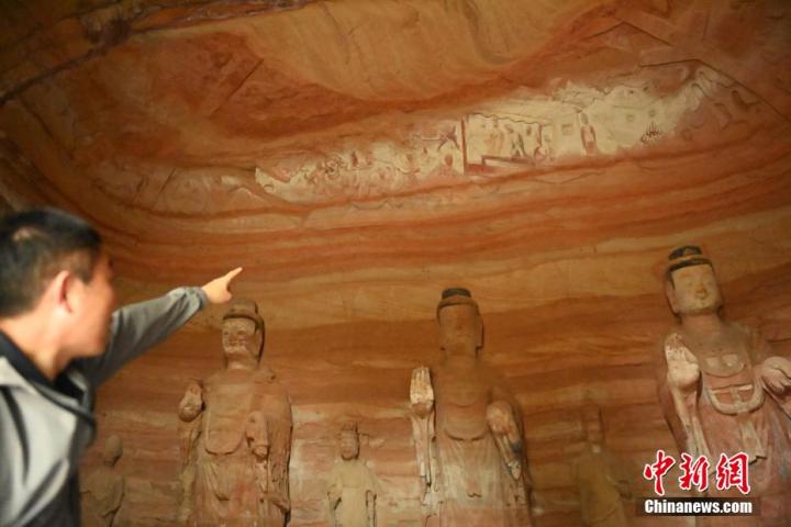 7月15日，甘肅省平?jīng)鍪袥艽h百里石窟長廊中的南石窟寺1號窟內(nèi)，工作人員介紹窟內(nèi)僅存的浮雕——佛傳故事。百里石窟長廊位于涇川縣境內(nèi)，由512個石窟、5眼窟中石井組成，現(xiàn)存王母宮石窟、鳳凰山石窟、南石窟寺、丈八寺石窟、羅漢洞石窟、太山寺石窟等規(guī)模較大的石窟群，還有數(shù)量眾多的小石窟群。南石窟寺開鑿于北魏永平三年，其中1號窟屬于大型七佛窟，七佛高達6米。中新社記者 李亞龍 攝</p>
<p>