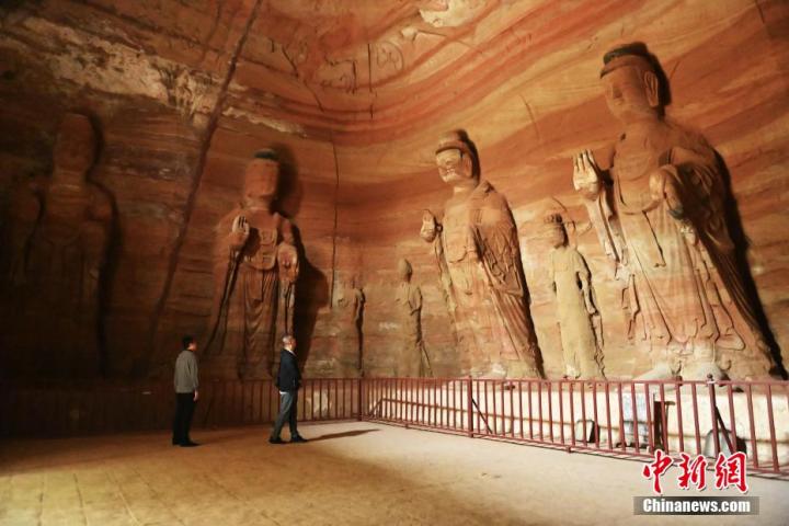 7月15日，游人參觀甘肅省平?jīng)鍪袥艽h百里石窟長廊中的南石窟寺1號窟。百里石窟長廊位于涇川縣境內(nèi)，由512個石窟、5眼窟中石井組成，現(xiàn)存王母宮石窟、鳳凰山石窟、南石窟寺、丈八寺石窟、羅漢洞石窟、太山寺石窟等規(guī)模較大的石窟群，還有數(shù)量眾多的小石窟群。南石窟寺開鑿于北魏永平三年，其中1號窟屬于大型七佛窟，七佛高達6米。中新社記者 李亞龍 攝