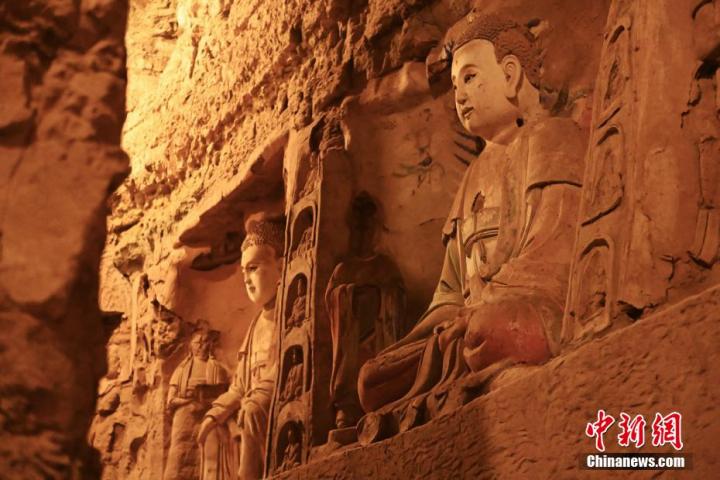 7月15日，甘肅省平?jīng)鍪袥艽h百里石窟長廊中的王母宮石窟造像。百里石窟長廊位于涇川縣境內(nèi)，由512個石窟、5眼窟中石井組成，現(xiàn)存王母宮石窟、鳳凰山石窟、南石窟寺、丈八寺石窟、羅漢洞石窟、太山寺石窟等規(guī)模較大的石窟群，還有數(shù)量眾多的小石窟群。王母宮石窟又名千佛洞，該窟設(shè)計宏大，造像生動，窟內(nèi)擁有造像數(shù)百尊，是較為珍貴的佛教文化歷史遺存。中新社記者 李亞龍 攝</p>
<p>