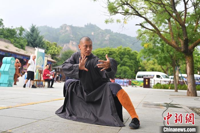 7月14日，甘肅省平?jīng)鍪嗅轻忌骄皡^(qū)內(nèi)，嵩山少林弟子展示武藝。7月13日至14日，“2024年北京體育大學(xué)第十五屆國際武術(shù)比賽交流大會(huì)暨首屆崆峒山國際武術(shù)大會(huì)”舉行，大會(huì)也在崆峒山景區(qū)進(jìn)行問道崆峒、武術(shù)高級研修班、崆峒拜師等系列活動(dòng)。中新社記者 李亞龍 攝</p>
<p>