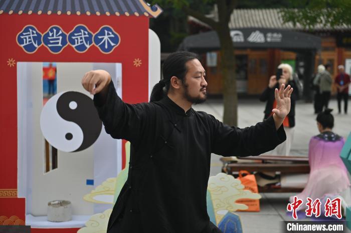 7月14日，甘肅省平?jīng)鍪嗅轻忌骄皡^(qū)內(nèi)，武當(dāng)玄武派傳承人展示武當(dāng)武術(shù)。7月13日至14日，“2024年北京體育大學(xué)第十五屆國際武術(shù)比賽交流大會(huì)暨首屆崆峒山國際武術(shù)大會(huì)”舉行，大會(huì)也在崆峒山景區(qū)進(jìn)行問道崆峒、武術(shù)高級研修班、崆峒拜師等系列活動(dòng)。中新社記者 李亞龍 攝</p>
<p>