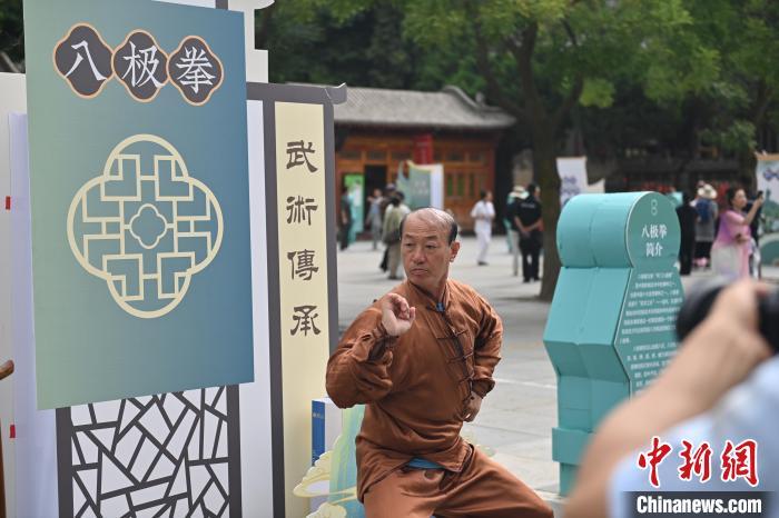 7月14日，甘肅省平?jīng)鍪嗅轻忌骄皡^(qū)內(nèi)，八極拳傳承人展示八極拳。7月13日至14日，“2024年北京體育大學(xué)第十五屆國際武術(shù)比賽交流大會(huì)暨首屆崆峒山國際武術(shù)大會(huì)”舉行，大會(huì)也在崆峒山景區(qū)進(jìn)行問道崆峒、武術(shù)高級研修班、崆峒拜師等系列活動(dòng)。中新社記者 李亞龍 攝</p>
<p>
