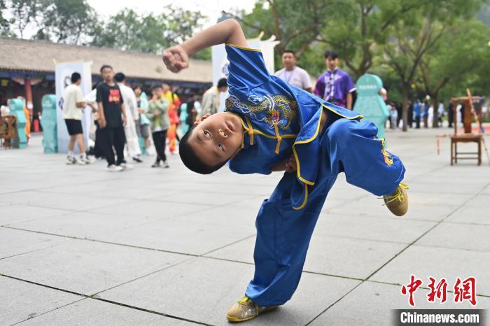 7月14日，甘肅省平?jīng)鍪嗅轻忌骄皡^(qū)內(nèi)，小朋友展示查拳。7月13日至14日，“2024年北京體育大學(xué)第十五屆國際武術(shù)比賽交流大會(huì)暨首屆崆峒山國際武術(shù)大會(huì)”舉行，大會(huì)也在崆峒山景區(qū)進(jìn)行問道崆峒、武術(shù)高級研修班、崆峒拜師等系列活動(dòng)。中新社記者 李亞龍 攝</p>
<p>