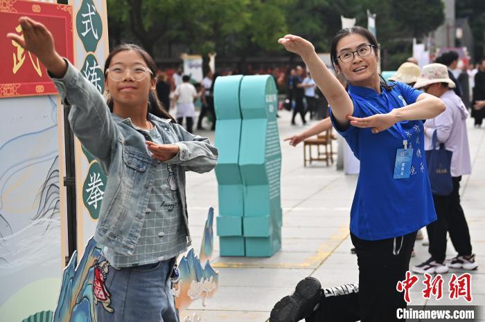 7月14日，甘肅省平?jīng)鍪嗅轻忌骄皡^(qū)內(nèi)，霍氏練手拳傳承人、霍元甲玄孫女霍靜虹(右)教授武術(shù)愛好者霍氏練手拳。7月13日至14日，“2024年北京體育大學(xué)第十五屆國際武術(shù)比賽交流大會(huì)暨首屆崆峒山國際武術(shù)大會(huì)”舉行，大會(huì)也在崆峒山景區(qū)進(jìn)行問道崆峒、武術(shù)高級研修班、崆峒拜師等系列活動(dòng)。中新社記者 李亞龍 攝</p>
<p>