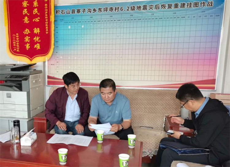 州縣紀(jì)委監(jiān)委機(jī)關(guān)聯(lián)合督查組對(duì)下沉干部 、駐村干部 、包村組長(zhǎng)、村干部 “四級(jí)”干部履職到崗情況，以及工作日志和民情臺(tái)賬、訴求臺(tái)賬進(jìn)行日常監(jiān)督檢查，壓實(shí)工作責(zé)任。.jpg