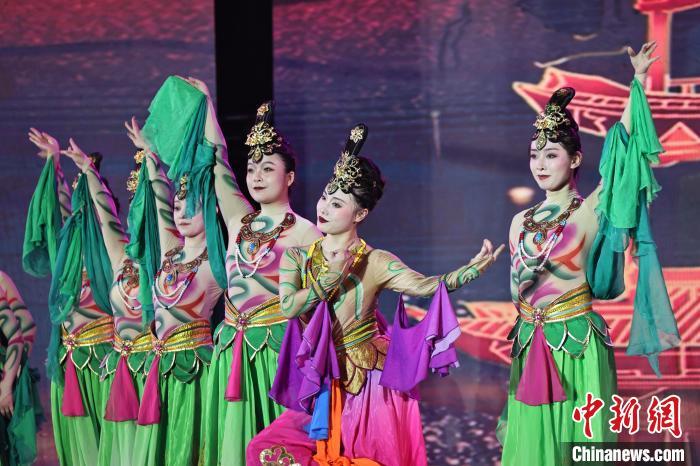 7月19日晚，第五屆黃河之濱文藝展演在蘭州體育文化廣場(chǎng)開(kāi)幕。圖為開(kāi)幕式演出敦煌舞蹈。張曦予 攝