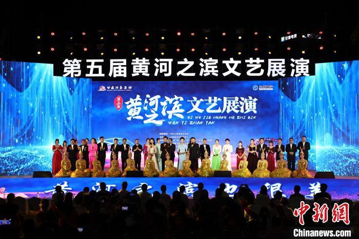 7月19日晚，第五屆黃河之濱文藝展演在蘭州體育文化廣場(chǎng)開(kāi)幕。張曦予 攝