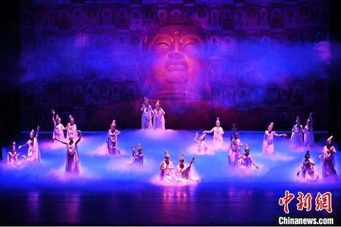 7月18日晚，中國經(jīng)典舞劇《絲路花雨》在甘肅蘭州黃河劇院進(jìn)行演出。中國經(jīng)典舞劇《絲路花雨》迎來45周年，7月17日-8月4日在蘭州開啟為期多天的駐場演出。該舞劇取材于敦煌莫高窟壁畫，集中國霓裳羽衣舞、敦煌舞、印度舞、黑巾舞、波斯馬鈴舞等于一身，自1979年演出至今，該劇先后在40多個國家和地區(qū)演出近4000場，觀眾550多萬人次。中新社記者 李亞龍 攝</p>
<p>