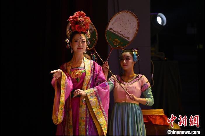 7月18日晚，中國經(jīng)典舞劇《絲路花雨》在甘肅蘭州黃河劇院進(jìn)行演出。中國經(jīng)典舞劇《絲路花雨》迎來45周年，7月17日-8月4日在蘭州開啟為期多天的駐場演出。該舞劇取材于敦煌莫高窟壁畫，集中國霓裳羽衣舞、敦煌舞、印度舞、黑巾舞、波斯馬鈴舞等于一身，自1979年演出至今，該劇先后在40多個國家和地區(qū)演出近4000場，觀眾550多萬人次。中新社記者 李亞龍 攝</p>
<p>