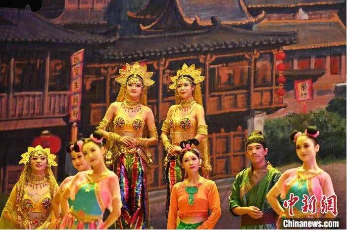 7月18日晚，中國經(jīng)典舞劇《絲路花雨》在甘肅蘭州黃河劇院進(jìn)行演出。中國經(jīng)典舞劇《絲路花雨》迎來45周年，7月17日-8月4日在蘭州開啟為期多天的駐場演出。該舞劇取材于敦煌莫高窟壁畫，集中國霓裳羽衣舞、敦煌舞、印度舞、黑巾舞、波斯馬鈴舞等于一身，自1979年演出至今，該劇先后在40多個國家和地區(qū)演出近4000場，觀眾550多萬人次。中新社記者 李亞龍 攝</p>
<p>