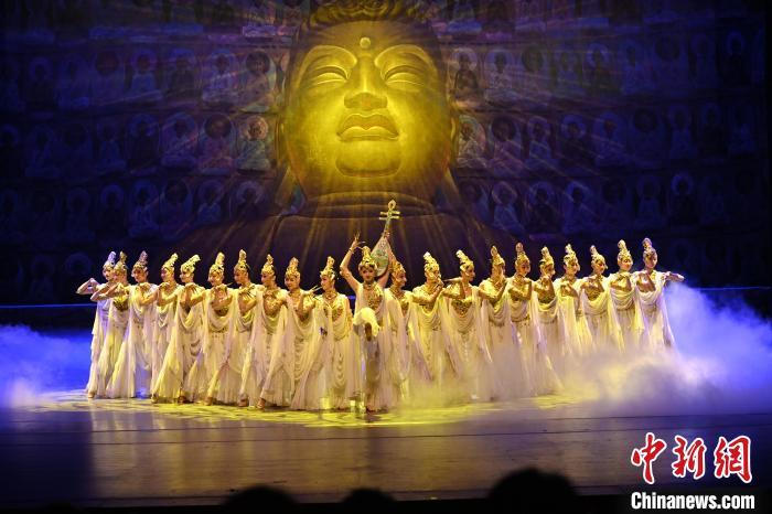 7月18日晚，中國經(jīng)典舞劇《絲路花雨》在甘肅蘭州黃河劇院演出。李亞龍 攝