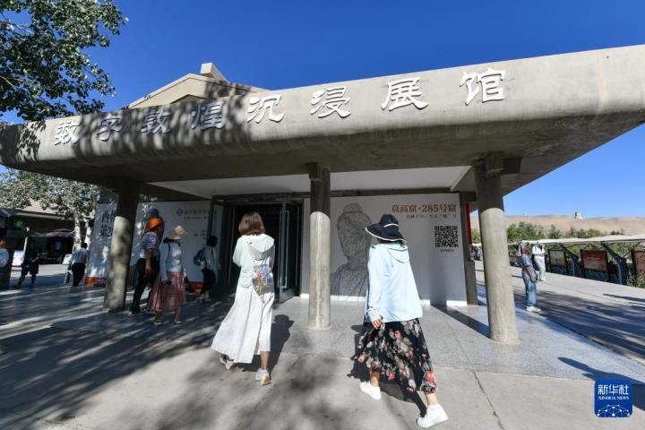 7月22日，游客排隊進(jìn)入“尋境敦煌——數(shù)字敦煌沉浸展”場館。新華社記者 郎兵兵 攝</p>
<p>
