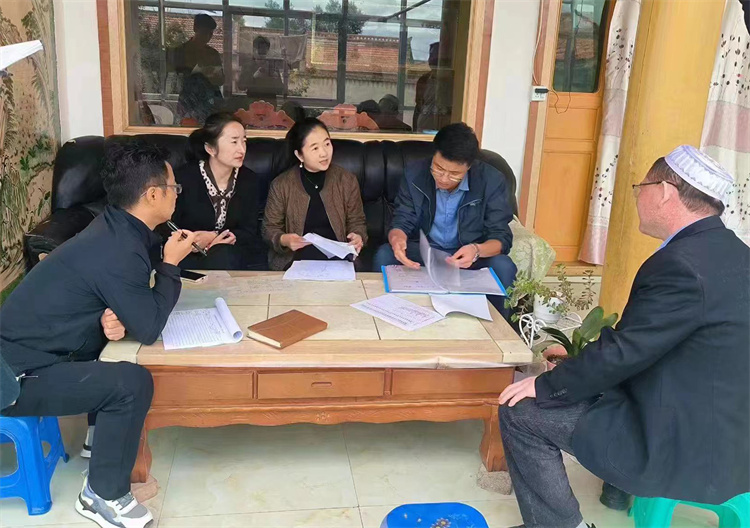 臨潭縣卓洛鄉(xiāng)紀(jì)委工作人員在下園子村農(nóng)戶家中了解在發(fā)放大病救助補(bǔ)助資金中是否存在落實(shí)不及時(shí)、不到位等作風(fēng)方面的問(wèn)題。.jpg