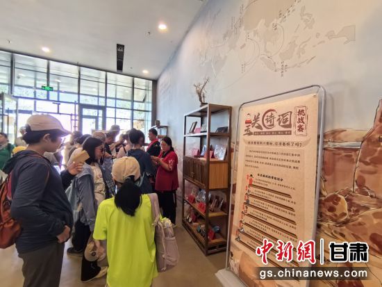 近日，玉門關(guān)遺址景區(qū)開啟了一場(chǎng)精彩紛呈的玉關(guān)詩詞挑戰(zhàn)賽，吸引眾多游人參與其中。玉門關(guān)遺址景區(qū)供圖