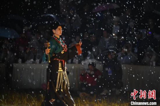 圖為2024年8月6日晚大賽現(xiàn)場(chǎng)模特進(jìn)行比賽。李亞龍 攝