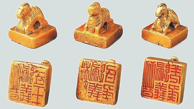 從左至右依次為“晉歸義羌侯”金印、“晉歸義氐王”金印、“魏歸義氐侯”金印