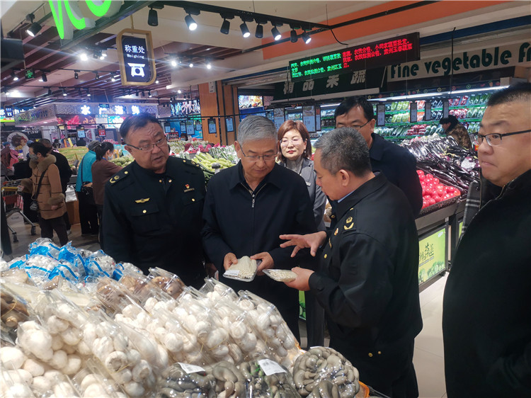 圖為市委常委、市紀委書記、市監(jiān)委主任張學勇調(diào)研食品安全責任包保企業(yè)西部天地商貿(mào)有限責任公司.jpg