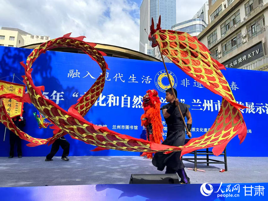 柴宗峰在2025年“文化和自然遺產(chǎn)日”蘭州市非遺宣傳展示活動(dòng)中表演舞獅。人民網(wǎng)記者 焦隆攝